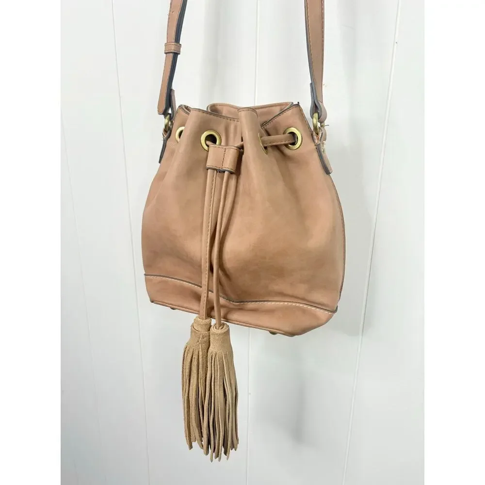 ✨2/$30✨Merona Tan Faux Leather Bucket Bag Tassel Crossbody Purse Western